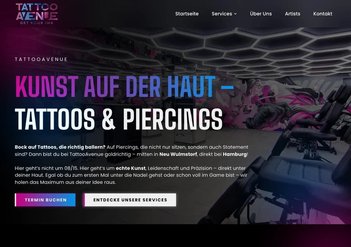 Startseite von TattooAvenue mit Studiofoto und Neon-Verlauf